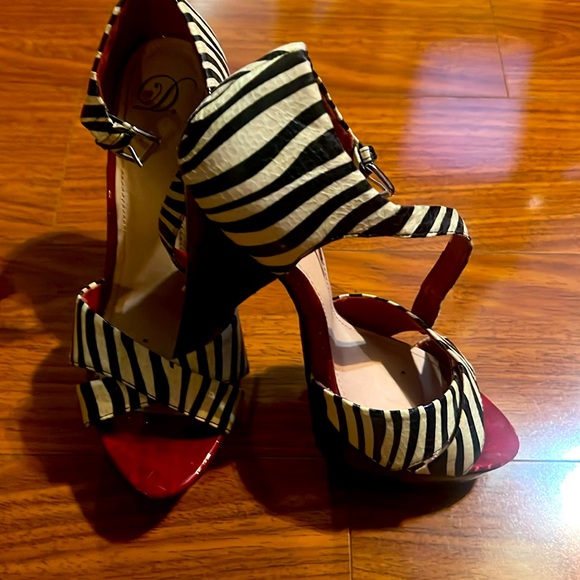 Shoes - 🔥🔥ladies Zebra print heels🔥🔥